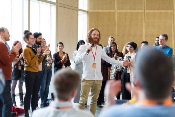 Chef d'entreprise qui s'adresse à ses collaborateurs lors d'un séminaire d'entreprise